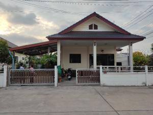 ขายบ้านระยอง : บ้านสวย บรรยากาศดี !!! ขาย บ้านเดี่ยว 1 ชั้น หลังมุม 69.9 ตร.วา หมู่บ้านวโรรส 8 ใกล้นิคม WHA หนองละลอก ระยอง