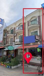 For SaleShophousePattaya, Bangsaen, Chonburi : Selling a 3-storey commercial building on a prime location opposite Bang Saray Night Market. The largest market in Bang Saray Community and located in the middle between Pattaya and U-Tapao Airport.