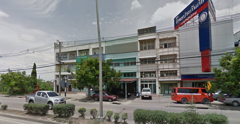 For SaleShophouseChaengwatana, Muangthong : Commercial building for sale Opposite Robinson Srisamarn, corner room, 3 units, 3.75 floors, fully decorated with air conditioning throughout. Along with land, a separate parking lot for another 20 cars.