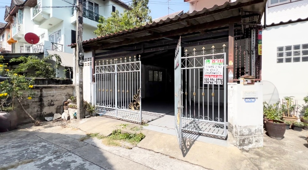 For SaleTownhouseRathburana, Suksawat : Selling a large townhouse, 28 square wa, behind the corner, good price, there is only one house in this location, Prachasuk City Pracha Uthit Soi 58/2