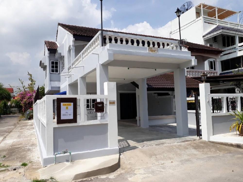 For SaleTownhouseHua Hin, Prachuap Khiri Khan, Pran Buri : Townhouse behind the corner In a house-attached project next to Klai Kangwon Palace, only 300 m walk to the seaBeautiful end of unit twin home located in Naebkehardt beach village next to king summer palace. 300 m walking to the beach.