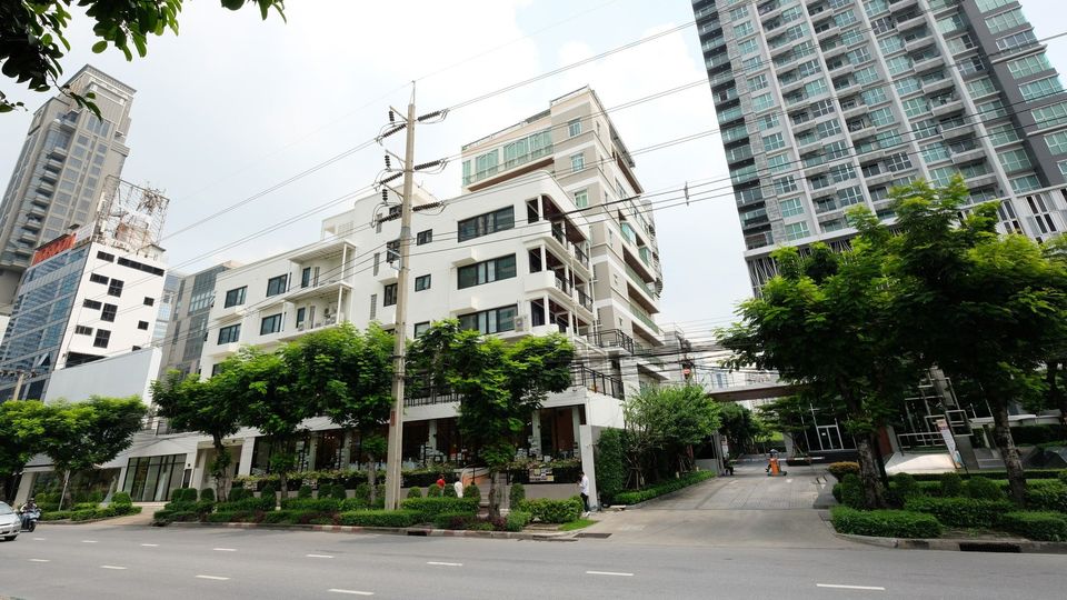 ให้เช่าพื้นที่ขายของ ร้านต่างๆสาทร นราธิวาส : พื้นที่ว่างทำเลดีมีให้เช่าชั้น 3-5 พื้นที่ 100-500 ตร.ม. ติดถนนใหญ่ สาทร บนถนนใหญ่นราธิวาสฯ ให้เช่า ไม่จำกัดธุรกิจ (ยกเว้นร้านอาหาร) เหมาะเป็นร้านค้า ร้านคาเฟ่ สำนักงาน มีลิฟ 1 ตัวเดินทางสะดวก ทะลุออกสวนพลู,สาทร, ง่ายมาก