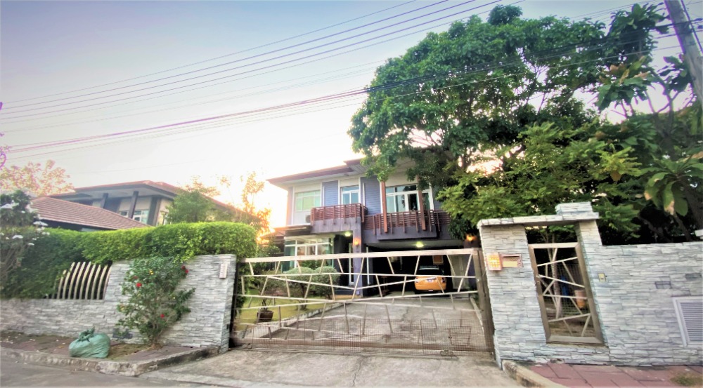 For SaleHousePathum Thani,Rangsit, Thammasat : Selling a large 2-storey detached house, Thanya Thani Village, Lam Luk Ka Khlong 5, area 144 sq w., wide garden area, 4 bedrooms, 5 bathrooms, the village is in the Thanya Thani golf course. Next to Lam Luk Ka Road, near the expressway, very good locatio