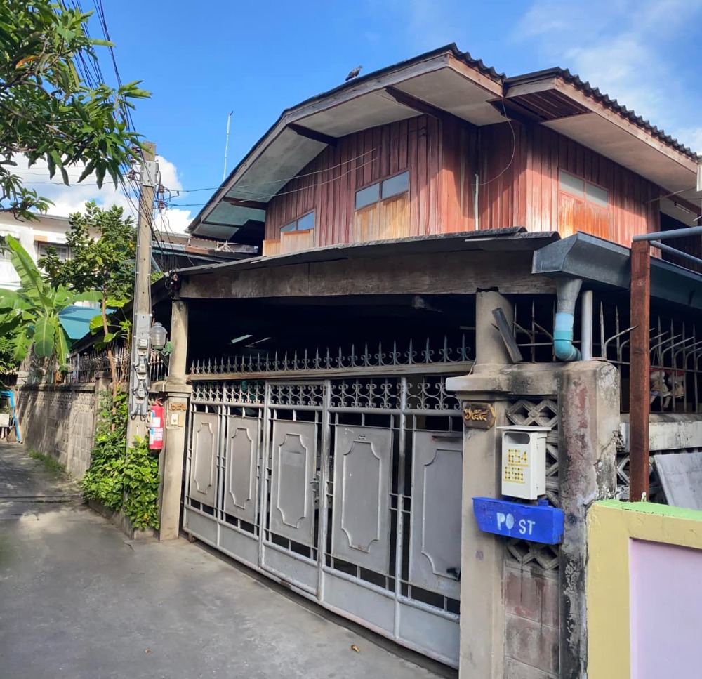 For SaleLandWongwianyai, Charoennakor : Land with 2 single houses, Soi Charan 12 (Soi Wat Di Duat), 78 square wah, can enter and exit in 2 ways, at the entrance of the alley next to the train station.