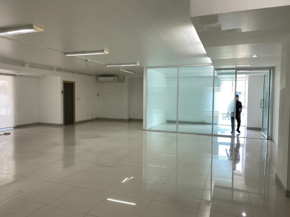 For RentOfficeWongwianyai, Charoennakor : Office for rent, near BTS Krung Thonburi, only 150 meters, very convenient to travel, Air Split Type, can open and close by yourself.