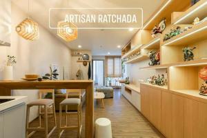 ขายคอนโดรัชดา ห้วยขวาง : 🔥ขายคอนโด ใจกลางเมือง ArtiSan รัชดา ห้องสวย ลดราคาเพียง 3.8 ล้าน (จาก 4.5 ล้าน) คอนโด : Artisan Ratchada (รัชดา-พระราม9)ขนาด : 44.46ตรม. (ชั้น15 ตึกB)แปลน : 1 ห้องนอน, 1 ห้องนั่งเล่น, 1 ห้องน้ำ, ระเบียงราคา : 3,800,000 บาท