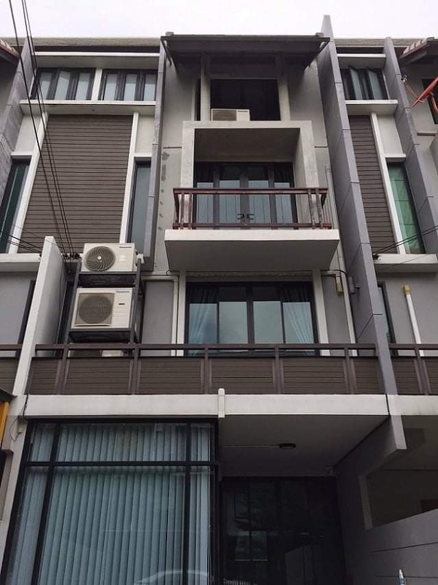 For RentHome OfficeOnnut, Udomsuk : 4-storey home office for rent, Areeya Mandarina Project, Sukhumvit 77 in front of the project On Nut main road (Near Soi On Nut 39) ** Able to register a company