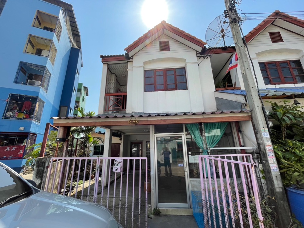 For SaleTownhousePathum Thani,Rangsit, Thammasat : Townhouse for sale as in condition 300 meters from Pathum Thani Road, Sam Khok Sena, 2 storey house, 3 bedrooms, 1 bathroom.