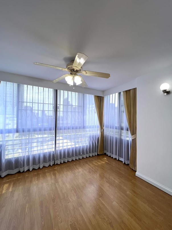 For RentCondoSukhumvit, Asoke, Thonglor : Pet Friendly Condo for rent : 3 bedrooms 3 bathrooms for 194 sqm. On 10th floor.With fully furnished and electrical appliances. Just 500 m. to BTS Phrom Phrong , 700 m. to Benjasiri Park. Rental only for 70,000 / m.