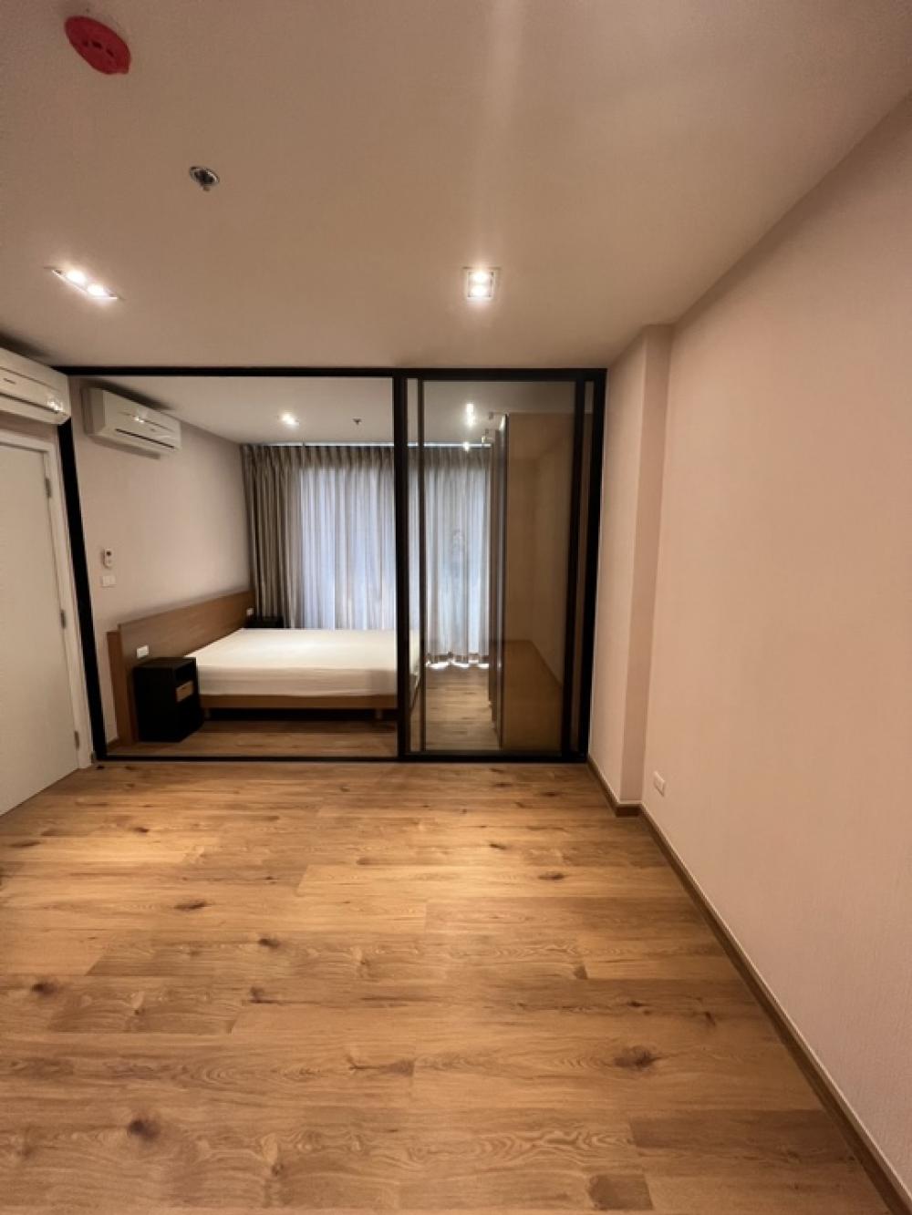 ขายคอนโดบางซื่อ วงศ์สว่าง เตาปูน : 1-bedroom 36 sq.m with upgraded fixtures and applicances building A, south side, parliament and river view.. call 0818321960