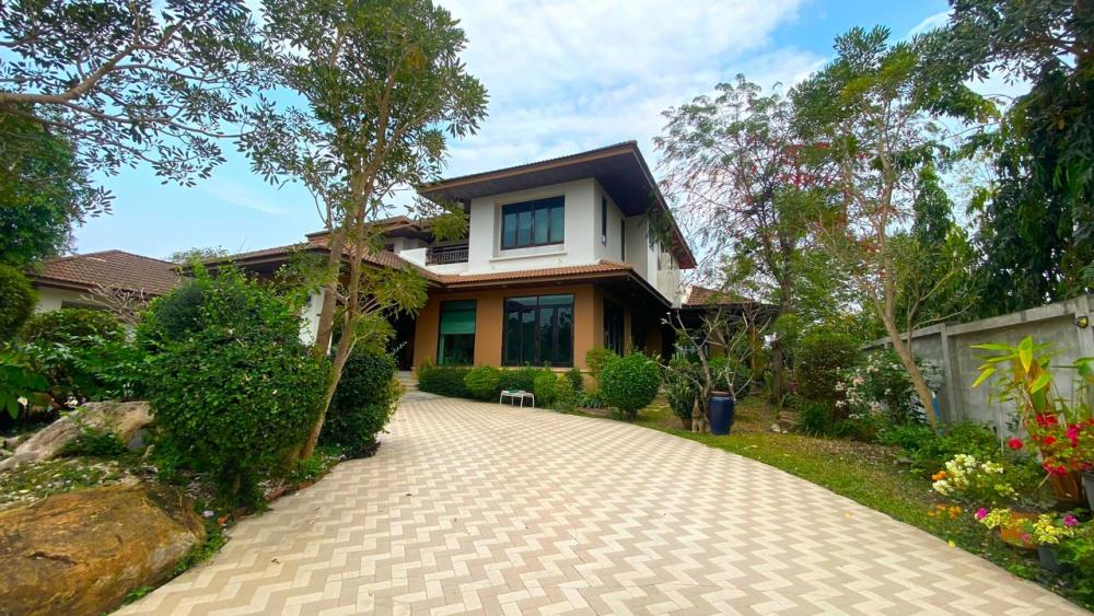 ขายบ้านปทุมธานี รังสิต ธรรมศาสตร์ : หมู่บ้าน สวนเอกเลคปาร์ควิลล่าเนื้อที่ 300 ตรว. พื้นที่ใช้สอย 485ตรม. 4 ห้องนอน 4 ห้องน้ำ จอดรถ 5คัน 🏡ชั้นบน3ห้องนอน ชั้นล่าง1ห้องนอนมีศาลาแยกหลังบ้าน ทำเป็นห้องพระหรือห้องนอนห้องที่5ได้📍 มีห้องแม่บ้าน ห้องแต่งตัว ห้องรับแขก ห้องอาหาร ห้องริมน้ำ ห้องซักล้า