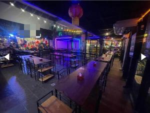 ให้เช่าพื้นที่ขายของ ร้านต่างๆปทุมธานี รังสิต ธรรมศาสตร์ : เซ้งด่วน ❗❗สายปาร์ตี้อยากเปิดธุรกิจของตัวเองอย่าช้า ร้านเหล้า ร้านจัดเลี้ยง 2 ชั้น 2 ห้องน้ำ จอดรถได้กว่า 50 คัน  ทำเลใกล้ตลาดพูนทรัพย์ ได้ทุกอย่างในร้าน (อุปกรณ์บาร์ เครื่องเสียง ไฟเวที แอร์ เครื่องครัวครบ)