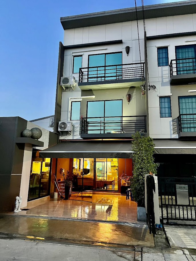 For SaleTownhouseKasetsart, Ratchayothin : Townhome for sale, Baan Klang Muang, Phaholyothin-Ramintra, behind the corner, 3 floors, 32.70 sq m., Thepparat Road, Bang Khen District, near the train line