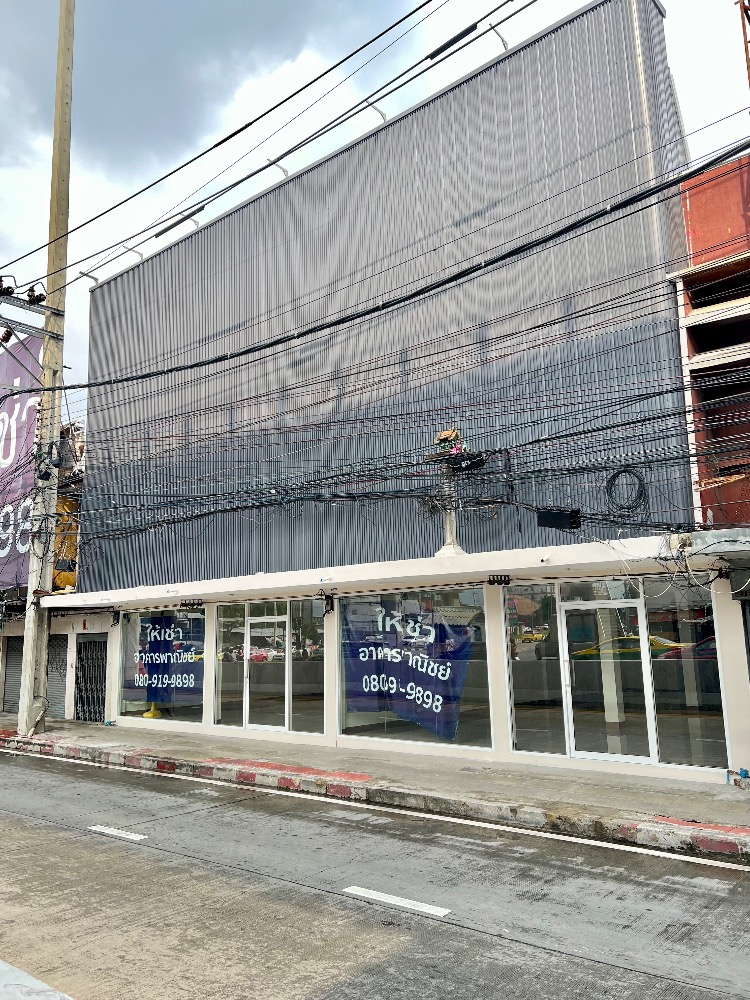 For RentShophousePinklao, Charansanitwong : Commercial building for rent The best location in the heart of the torch intersection. Next to MRT Intersection with Torch (0 meters)