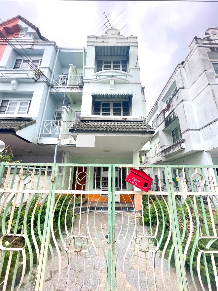 For SaleTownhousePathum Thani,Rangsit, Thammasat : Urgent Sale with lowest price 3-storey townhouse, 4 bedrooms, 3 bathrooms, size 31.5 square wa, Rangsit, Lam Luk Ka, Khlong 1, near Rangsit BTS station and Khu Khot station.
