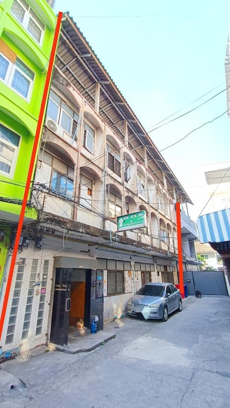 For SaleShophousePinklao, Charansanitwong : Commercial building for sale Charansanitwong 11, there are 4 booths, 55 square wah, Bangkok Yai area. Near BTS Charan 13