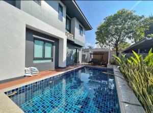 For RentHousePattaya, Bangsaen, Chonburi : Single house with pool for rent village in the project Soi Siam Country