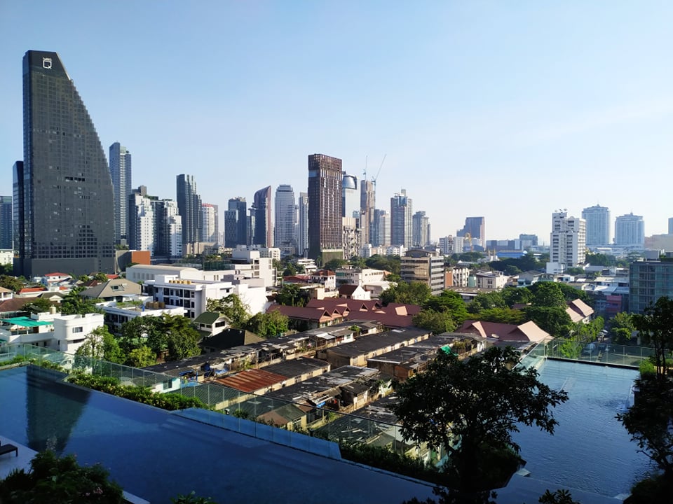 For SaleCondoSukhumvit, Asoke, Thonglor : Sell Oka Haus 1 bedroom, 1 bathroom with bathtub Pool view and city view with furniture and electrical appliances