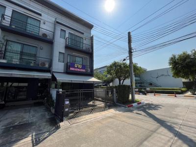 For SaleTownhouseLadkrabang, Suwannaphum Airport : Townhouse for sale, corner house, village in the middle of the city, Rama 9 On Nut, next to the motorway, 3 floors, 26 sq m.
