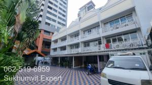 For RentHome OfficeSukhumvit, Asoke, Thonglor : (BTS Phrom Phong 600 meters) 3-storey townhouse, 4 bedrooms, 5 bathrooms, for rent, a house for living or Home Office, clinic, spa | 1 car park |