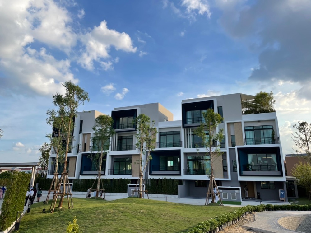 For SaleTownhouseYothinpattana,CDC : New townhome for sale, luxury project Nirvana DEFINE, Ekkamai-Ramintra, land area 24.6 sq m, beautiful location, near gardens and swimming pools. Usable area 230 sq m. Interested contact Khun Ann 0804269565 LineID: 0899196770