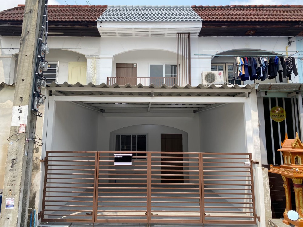 For SaleTownhouseRathburana, Suksawat : House for sale in Phumjai Niwet, Samut Prakan, near Big C Phra Pradaeng, Tesco Lotus, Pracha Uthit, Central Rama 2 and King Mongkut's University of Technology Thonburi. Phra Samut Chedi District Samut Prakan Province