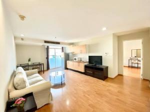 ให้เช่าคอนโดสุขุมวิท อโศก ทองหล่อ : Newly renovation Pet friendly condo for rent : 2 bedrooms 2 bathroom with bathtub for 90 sqm. on 8th floor.With fully furnished and electrical appliances.Just 600 m. to BTS Ploenjit , 630 m. to Emporium , 400 m. to The first step International Kindergarte