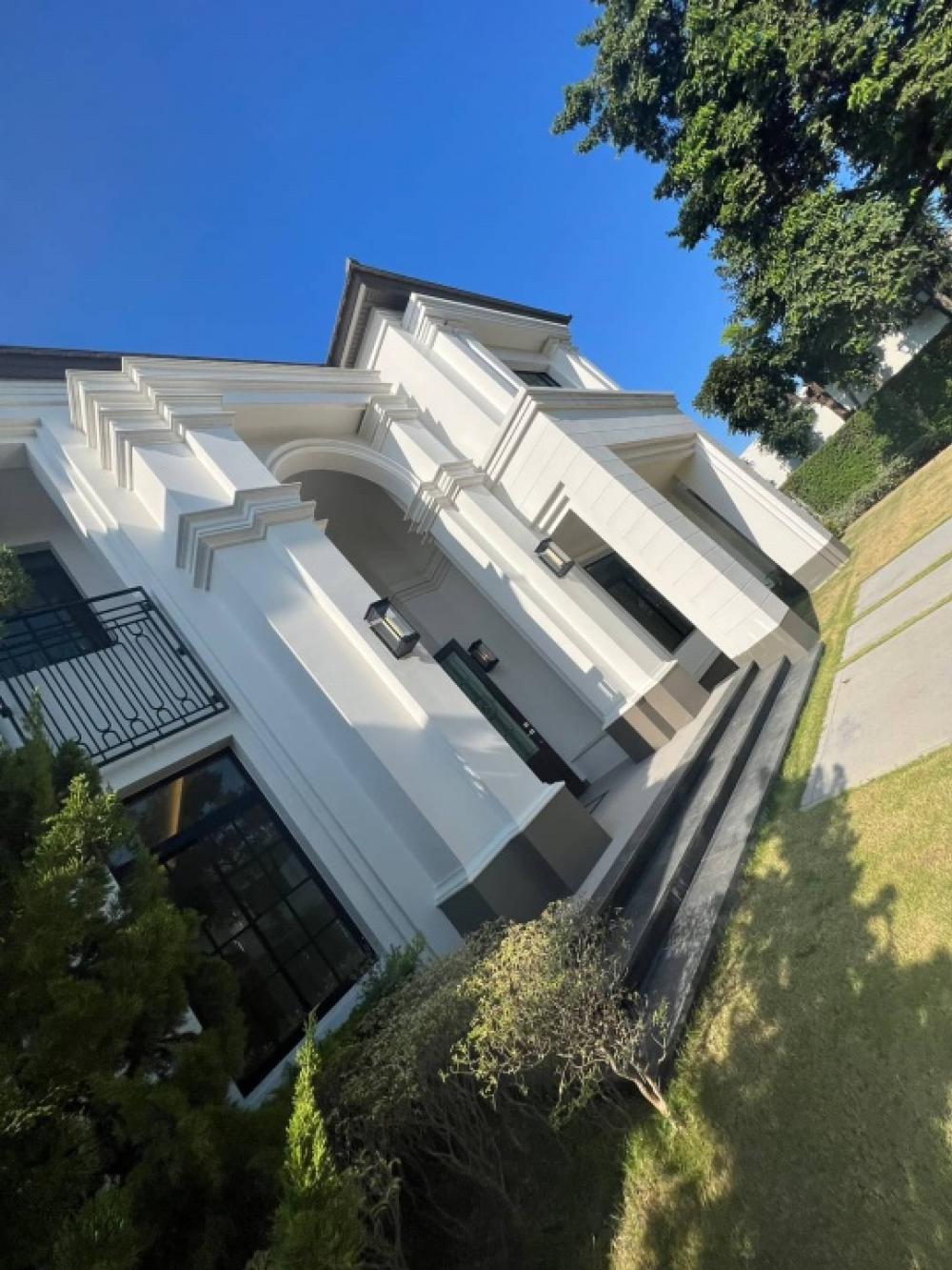 For SaleHousePattanakan, Srinakarin : Selling : Baan Sansiri Pattanakan , 5 Bed 6 Bath , 2 Maid Room , 661 sqm , 233 sqw , 4 Parking Lot 🔥🔥Selling Price :  235,000,000 THB 🔥🔥#Houserental #Condorental #Fullfurnished#Electricity#PSLiving📌Refrigerator📌Airconditioner📌Microwave📌Water H