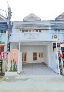 For SaleTownhouseNonthaburi, Bang Yai, Bangbuathong :  For sale #2-storey townhouse, completely renovated Beautiful like a cafe in the house “Bua Thong Thani Village“ #Grade A location, easy installments starting at 8,xxx baht per month ** Salary 20,000 baht or more, can be jointly borrowed **
