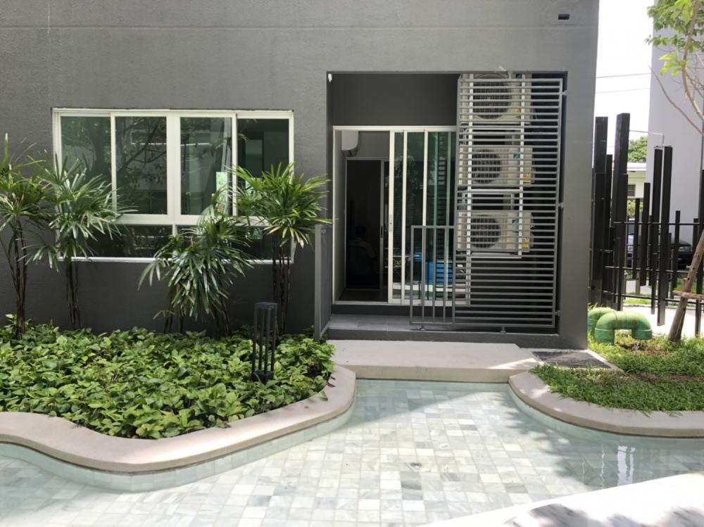 For RentCondoKasetsart, Ratchayothin : Room for rent Rare item Pool Acess at Elio Del Moss, near Kasetsart University - Building A, room at the end of the 1st floor, Pool Access, can walk into the pool, beautiful pool view, relaxing, resort atmosphere. There are only 5 Pool Access in Building