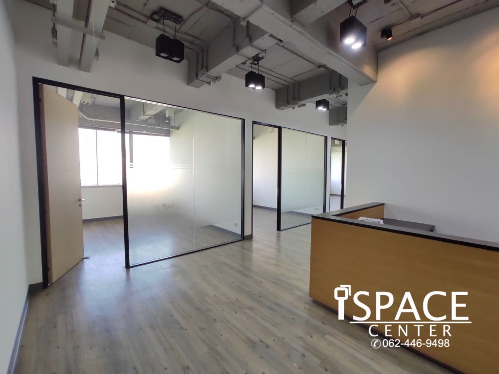 For RentOfficeSilom, Saladaeng, Bangrak : Office for rent, BTS Saladaeng and MRT Silom, decorated with beautiful glass partitions, very convenient to travel.