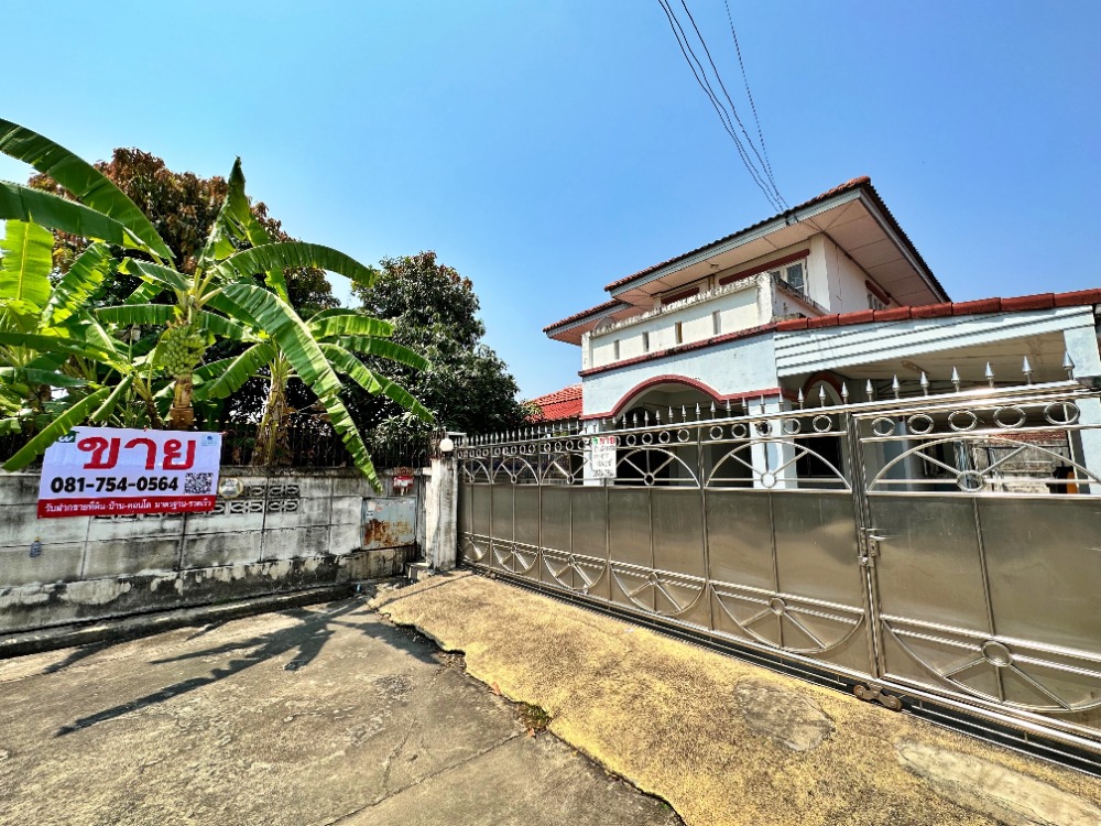 For SaleHousePinklao, Charansanitwong : House for sale, ready to move in, Bu-Nga Village Soi Wat Si Prawat Pinklao-Wongwaen zone, large area, 78 sq.w., complete functions, 4 bedrooms, 2 bathrooms, 4 parking spaces, near BTS Bang Yai Market and near the entrance to the Si Rat Expressway