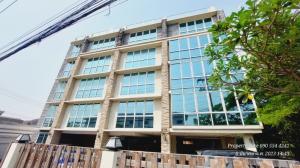 For RentOfficePattanakan, Srinakarin : Office building for rent, a large 5-storey building for rent (with a very wide rooftop) on an area of ​​​​2 rai, usable area of ​​2,000 square meters.