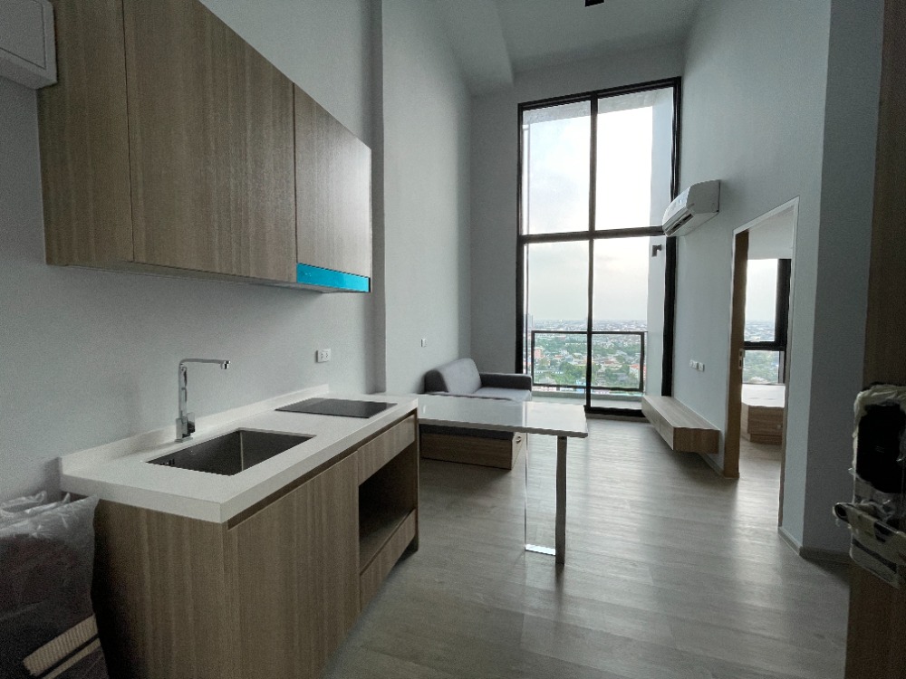 For SaleCondoThaphra, Talat Phlu, Wutthakat : Condo for sale, Altitude Unicorn Sathorn-Tha Phra, 21st floor, Loft room, usable area 50.97 sq m, 2 bedrooms, 1 bathroom, near BTS Talat Phlu, ready to connect to the route. Soaring into the business center, both Silom and Siam Roads, takes only 5 minutes