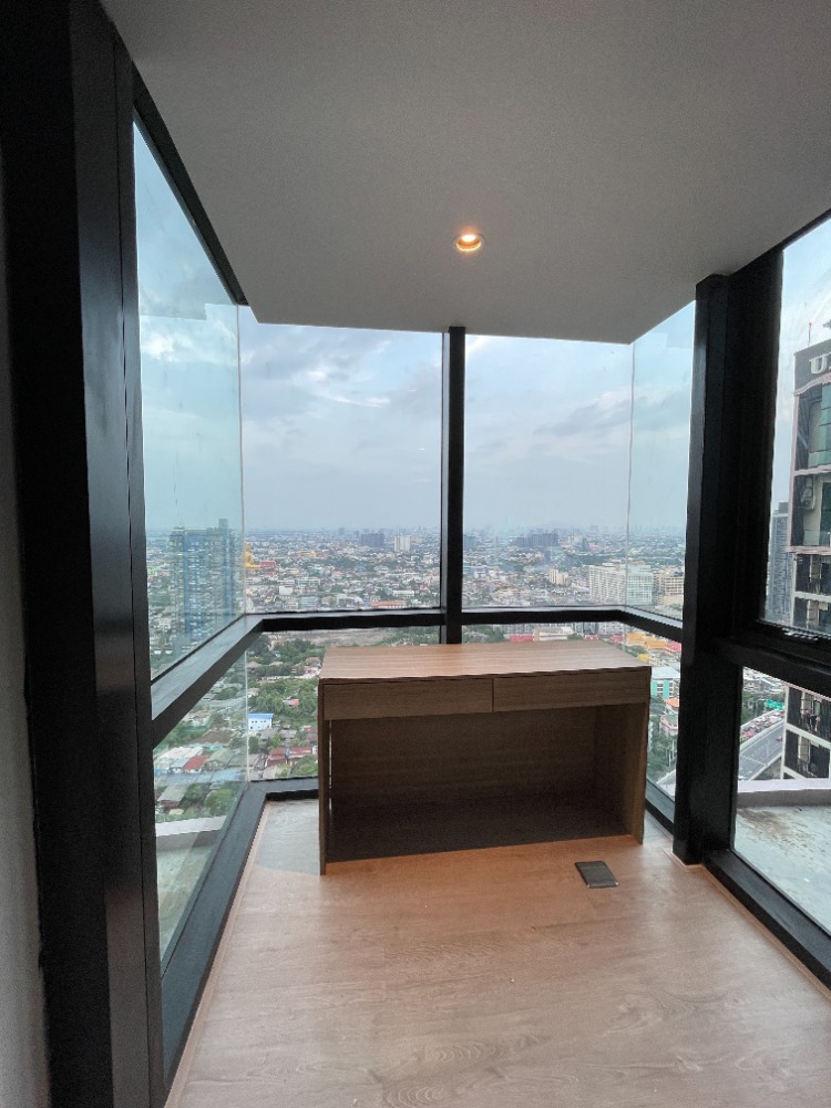 For SaleCondoThaphra, Talat Phlu, Wutthakat : Condo for sale, Altitude Unicorn Sathorn-Tha Phra, 32nd floor, usable area 43.82 sq m. Loft room, 2 bedrooms, 1 bathroom, swimming pool view, near BTS Talat Phlu, which soars into the business center, both Silom Road and Siam takes only 5 minutes.