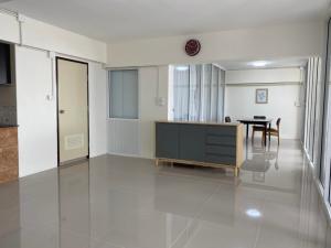 For RentCondoYaowarat, Banglamphu : Ratchadamnoen condo for rent, convenient to travel In the heart of Bangkok, near Nang Loeng Police Station, newly decorated room Furniture and appliances are complete and ready to move in.