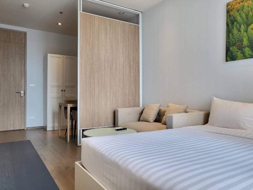 For RentCondoSukhumvit, Asoke, Thonglor : ✅ Condo for rent at Park Origin Phrom Phong, Studio room,THB 23,000 🔥 Free Wi-Fi,🔥(Service residence by Hampton)✅Reserve a room now, as we have limited availability.