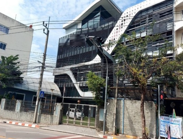 For RentHouseEakachai, Bang Bon : For Rent, large 6-story office building for rent, usable area over 1800 square meters / land area 255 square wah, next to Khlong Phasi Charoen Road, North Side, Phetkasem, Bang Khae / has a passenger elevator, 30 air conditioners / parking in the building