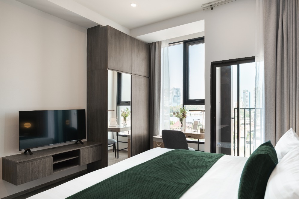 For RentCondoSriracha Laem Chabang Ban Bueng : Condo for rent at Hampton Sriracha Studio with Bathtub28sqm. (Service residence by Hampton) ✅ Reserve a room now get Free Wi-Fi,  ✅Accept 1 month advance