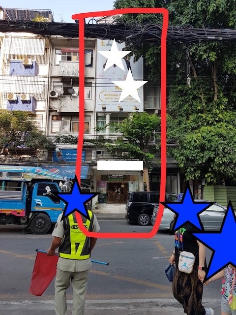 For SaleShophouseSukhumvit, Asoke, Thonglor : Sell ​​or rent a commercial building, very good location, 200 meters from BTS Ekkamai.