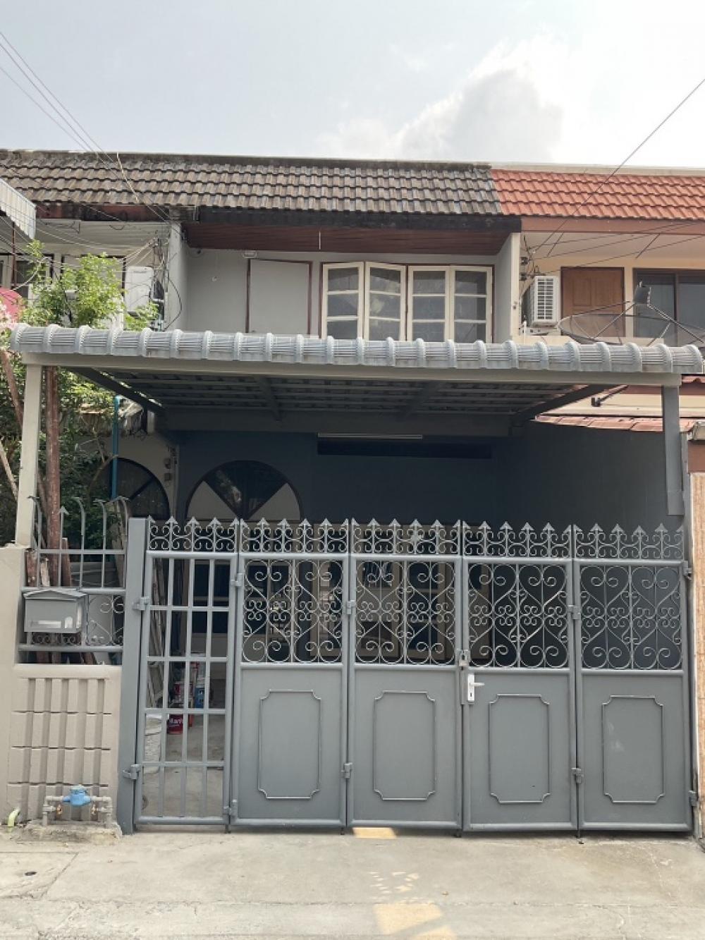 For RentTownhouseSathorn, Narathiwat : !!️ For rent / sale 2-storey townhouse, newly decorated, clean, comfortable, located in the heart of the city, business district, office area, near BTS Chong Nonsi and MRT Lumpini.