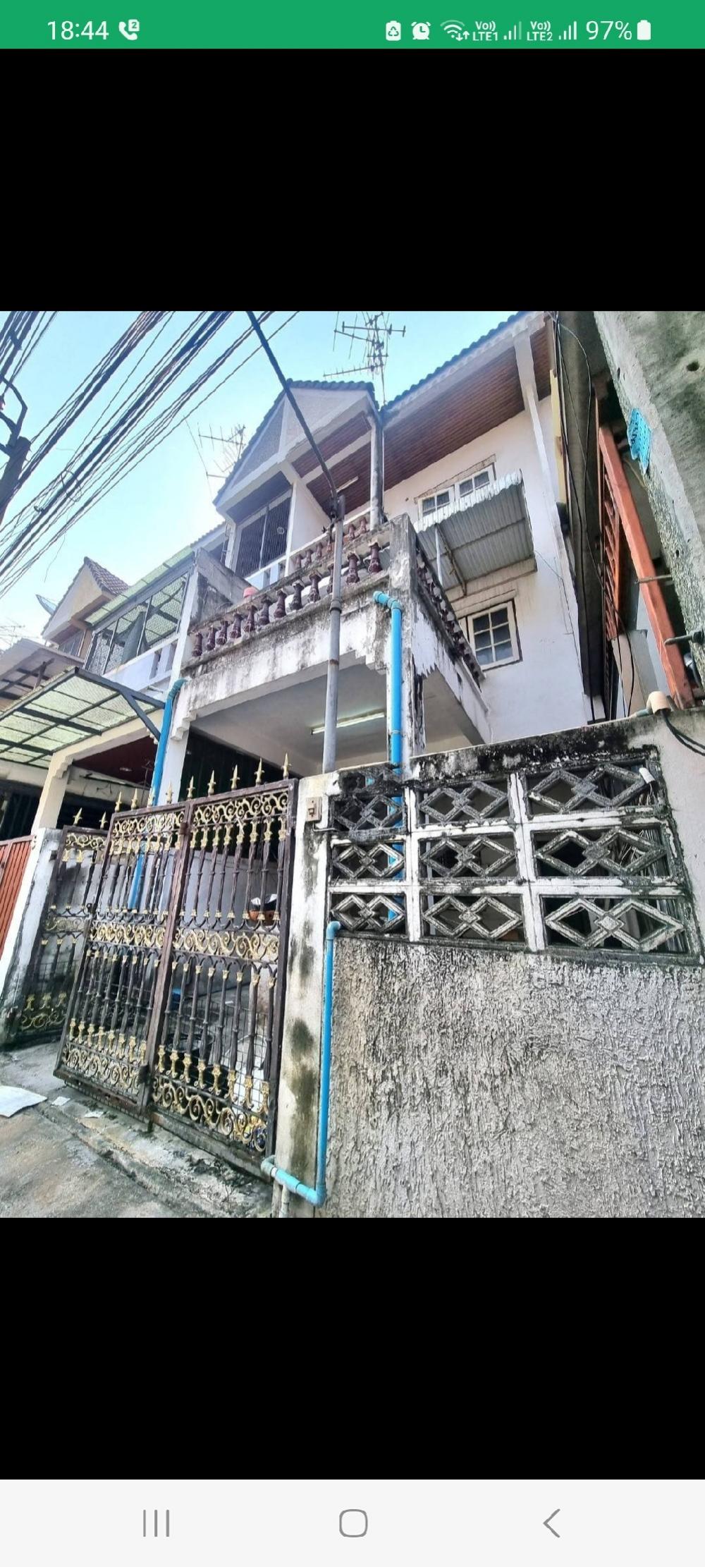 For SaleTownhousePinklao, Charansanitwong : Townhouse for sale, 3 floors, good location, cheap price, negotiable, Charansanitwong Road 27, Bang Khun Si. Interested call: 0922829196