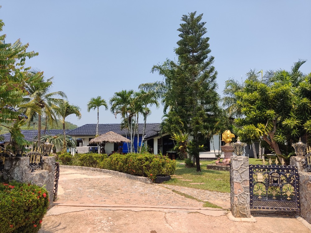 For SaleHouseRayong : Villa near Laem Mae Phim Beach !!! House for sale 1Storey Villa 1 rai 34 sqwa by the sea , Laem Mae Phim Rayong