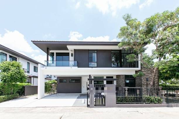For SaleHouseBangna, Bearing, Lasalle : Large detached house for sale, in beautiful condition, recently renovated, Baan Ladawan Project Lake Colonial is a high quality home of the Land and Houses chain.