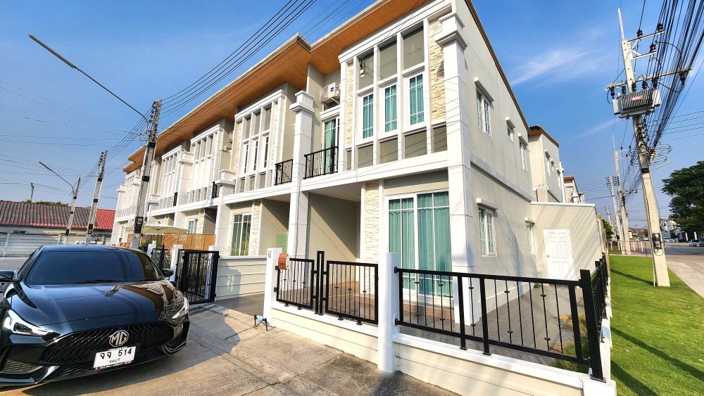 For RentTownhousePattaya, Bangsaen, Chonburi : Townhome for rent, Golden Town, South Pattaya - Sukhumvit, corner unit.