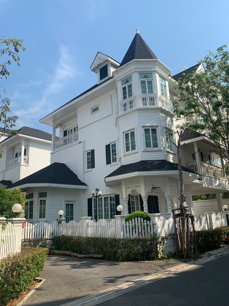 For RentHouseBangna, Bearing, Lasalle : For rent Fantasia villa4  Brand new house 3 floors 4 bed 6 bath nice decorate fully furnished 130,000 Baht /mont on Bangna-trad road