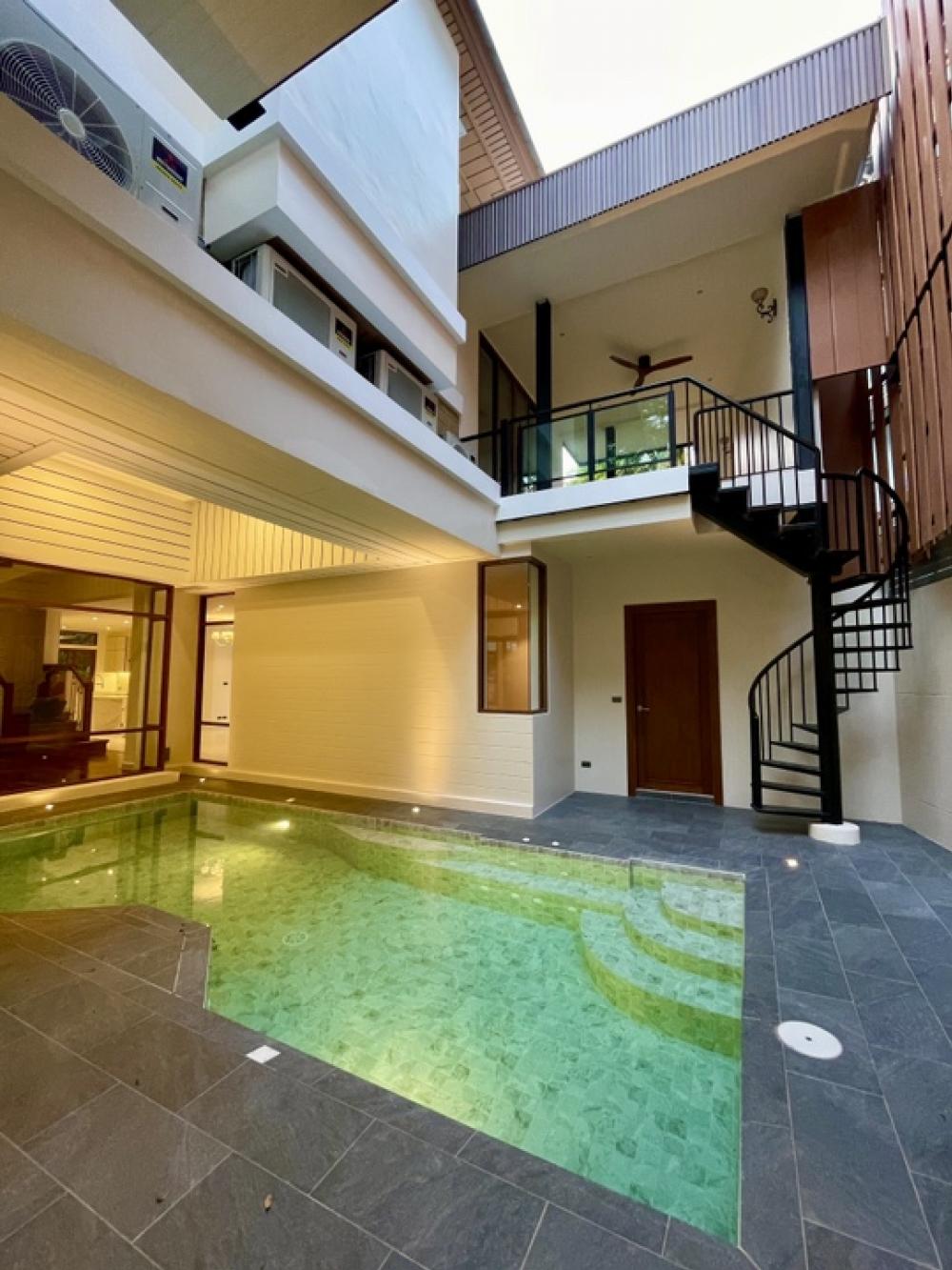 For SaleHouseOnnut, Udomsuk : Rare Item! Corner luxury house in Sukhumvit prime area. Newly renovated.  Private swimming pool. Attention to design in every details.  Add more usable space.  Add many skylight area.