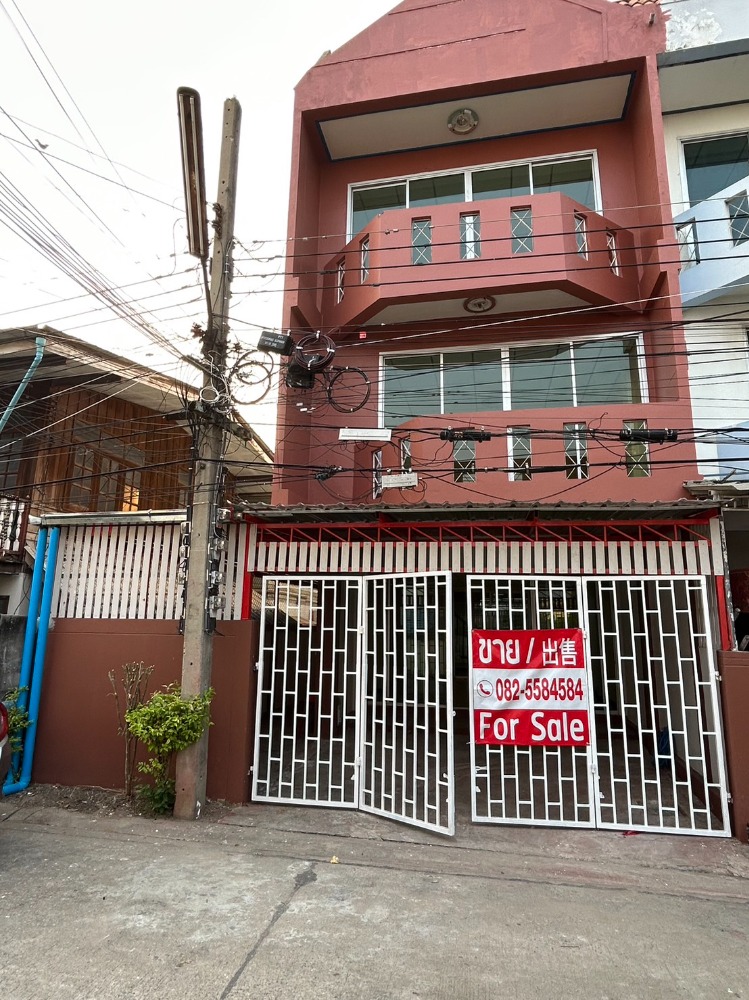 For SaleTownhousePathum Thani,Rangsit, Thammasat : Next to the Chao Phraya River! See the water view from the balcony!! New renovations throughout the house!! 3-storey townhouse for sale, behind the edge, 27 square meters, near Pathum Thani 1 Bridge