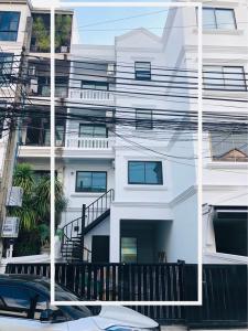 For RentHome OfficeOnnut, Udomsuk : For rent 🔥🔥 Townhome, home office, Sukhumvit 71, 5 bedrooms, 6 bathrooms, with a backyard 📌 7 minutes to BTS Phra Khanong