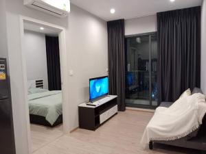 ให้เช่าคอนโดรามคำแหง หัวหมาก : TTH124 เดอะทรี หัวหมาก 1นอน 28ตรม. ชั้น27 ตึกบี 9,500 บ. 092-597-4998